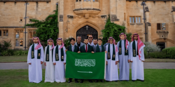 الفائزون بذهبية أولمبياد "أذكى" يختتمون مشاركتهم في برنامج جامعة أكسفورد