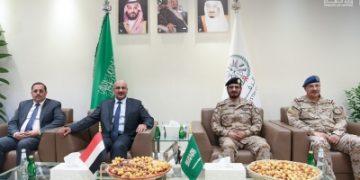 الفريق الأزيمع يبحث مع طارق صالح دعم اليمن