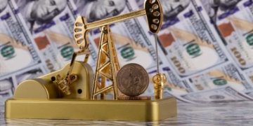 النفط يهبط والذهب يستقر فوق 2500 دولار
