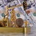 النفط يهبط والذهب يستقر فوق 2500 دولار