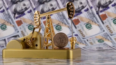 النفط يهبط والذهب يستقر فوق 2500 دولار