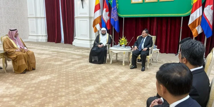 الوزير الأول بالحكومة الكمبودية يستقبل إمام وخطيب المسجد الحرام