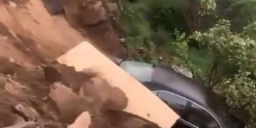 انهيارات صخرية جراء الأمطار بفيفا