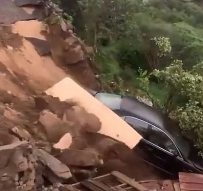 انهيارات صخرية جراء الأمطار بفيفا