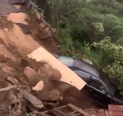 انهيارات صخرية جراء الأمطار بفيفا