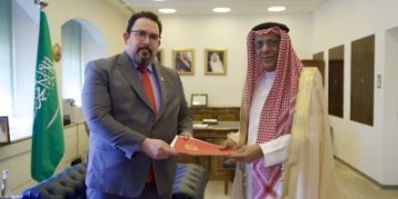 خادم الحرمين يتلقى رسالة خطية من رئيس فنزويلا