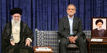 خامنئي ينصّب بزشكيان رئيساً لإيران