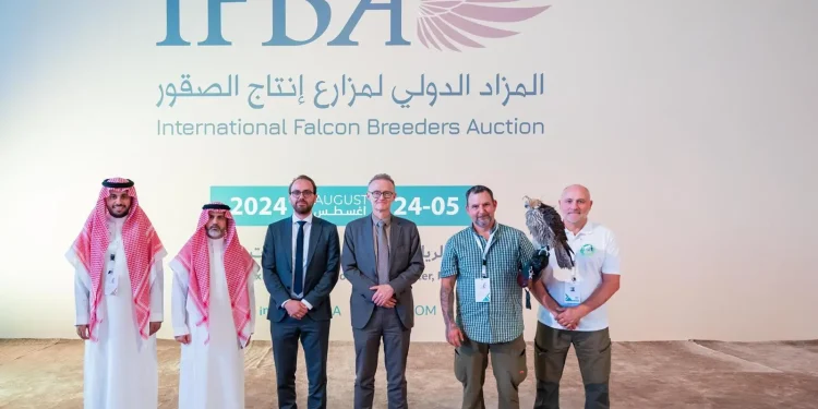 سفير ألمانيا لدى المملكة يزور المزاد الدولي لمزارع إنتاج الصقور 2024
