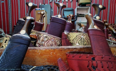 صناعة الجلود.. موروث أصيل وحرفة فنية