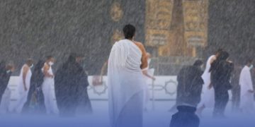 غيث السماء يلف الحرم المكي بأجواء روحانية