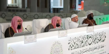 لجنة تحكيم التصفيات النهائية بمسابقة الملك عبدالعزيز الدولية تستمع لتلاوات (24) متسابقاً في اليوم الثالث