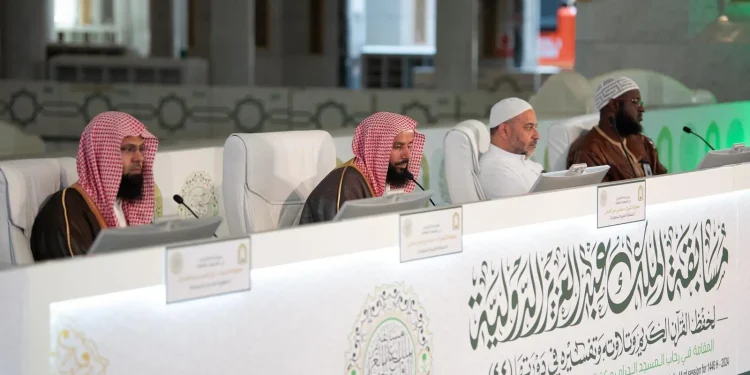 لجنة تحكيم التصفيات النهائية بمسابقة الملك عبدالعزيز الدولية تستمع لتلاوات (24) متسابقاً في اليوم الثالث