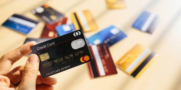 مختص يوضح كيفية اختيار بطاقة الائتمان المناسبة