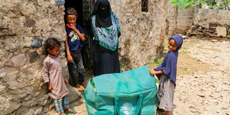 مركز الملك سلمان للإغاثة يدشن توزيع المساعدات الإيوائية الطارئة للمتضررين من السيول والأمطار في محافظة الحديدة