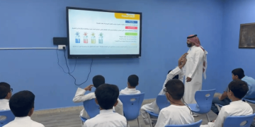 معلم بحفر الباطن: بدء تطبيق التعلم عبر الشاشات الذكية في المدارس