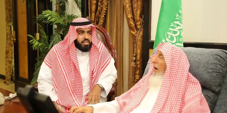 مفتي المملكة يستقبل رئيس جمعيتي أفق للعناية بالمساجد بالطائف و أفق العطاء للخدمات الإنسانية بالعرفاء