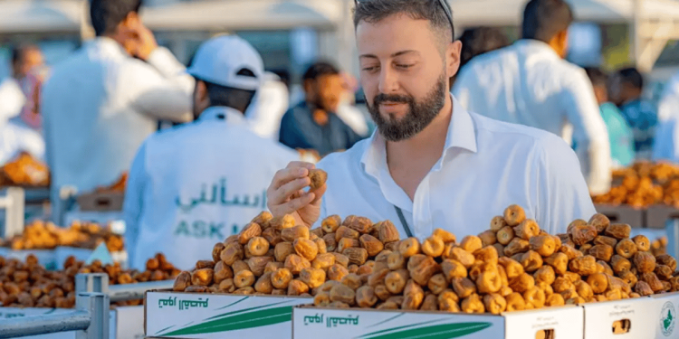 موسم عنيزة للتمور يستقبل أكثر من 63 صنفًا يوميًا