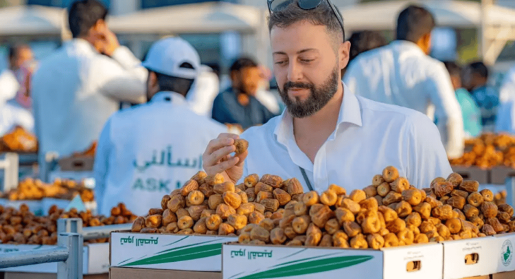 موسم عنيزة للتمور يستقبل أكثر من 63 صنفًا يوميًا