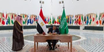 وزير الخارجية ونظيره المصري يبحثان تعزيز العلاقات الأخوية