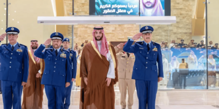 وزير الدفاع يرعى حفل تخريج الدفعة 104 من طلبة كلية الملك فيصل الجوية