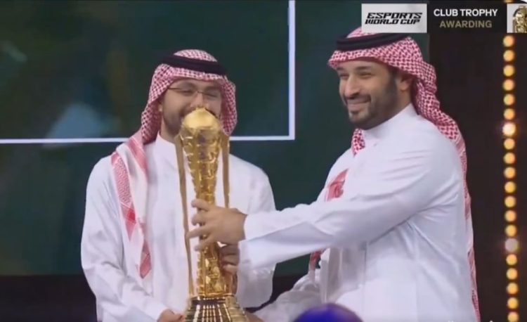 ولي العهد يتوج فريق «فالكونز» بلقب كأس العالم للرياضات الإلكترونية