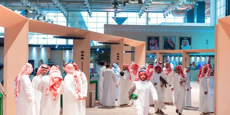 يُشارك بالمزاد الدولي لمزارع إنتاج الصقور .. إيطالي ينتقل إلى المملكة هوايةً بالصقور