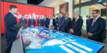 لبحث الفرص الاستثمارية المتبادلة.. وزير الصناعة يزور ميناء سنغافورة