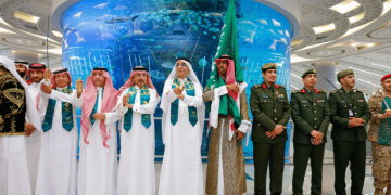 بالعرضة السعودية والأغاني الوطنية.. مطار الملك عبد العزيز يحتفل باليوم الوطني 94 مع المسافرين