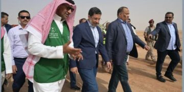 رئيس الوزراء اليمني يطلّع على سير الأعمال بمشروعي إعادة تأهيل «طريق العبر» و«منفذ الوديعة»