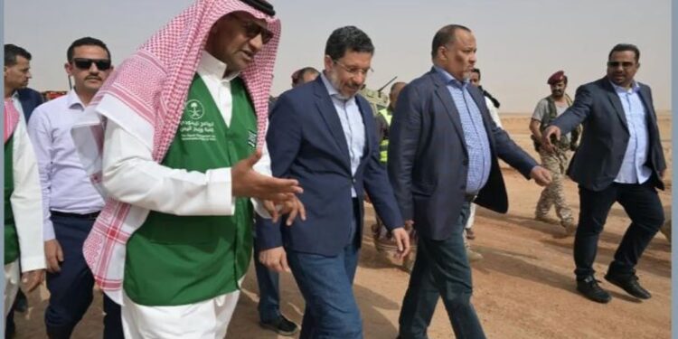 رئيس الوزراء اليمني يطلّع على سير الأعمال بمشروعي إعادة تأهيل «طريق العبر» و«منفذ الوديعة»
