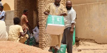 "إغاثي الملك سلمان" يوزع 600 حقيبة إيوائية في السودان و3.299 سلة غذائية في تشاد