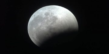 "فلكية جدة": خسوف جزئي للقمر بسماء المملكة فجر اليوم