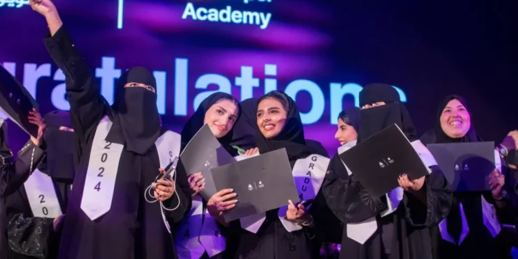 “أبل” تسلّط الضوء على خريجات أكاديمية مطوري أبل