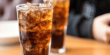 أخصائي يحذر من مشروبات تؤدي إلى دهون الكبد و «أمراض مرعبة»