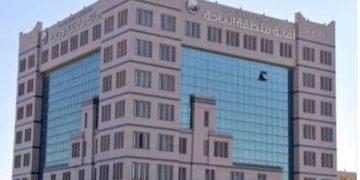 أمانة الباحة توقّع 3 عقود استثمارية بمحافظة المخواة