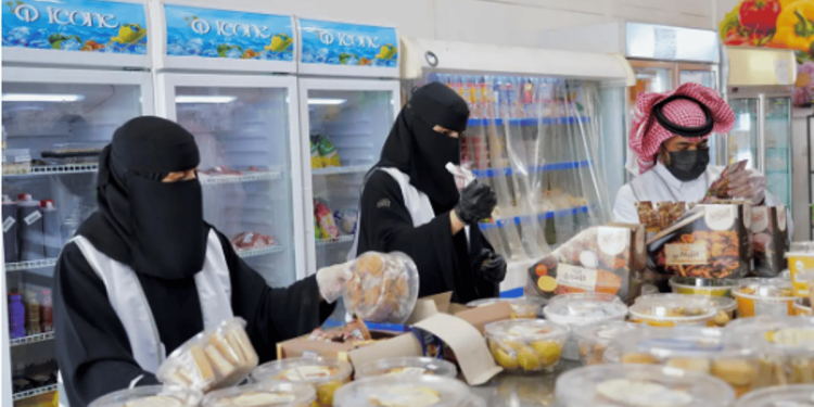 أمانة الحدود الشمالية تنفذ جولات رقابية وترصد مخالفات برفحاء وطريف الشهر الماضي