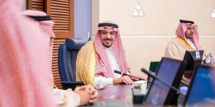 أمير القصيم يرأس اجتماعًا لمناقشة سبل تطوير منظومة التعليم والتدريب بالمنطقة بحضور وزير التعليم