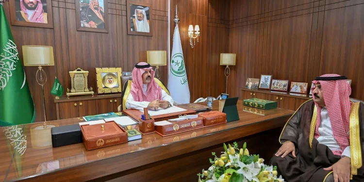 أمير حائل يستقبل مدير فرع هيئة الهلال الأحمر بالمنطقة