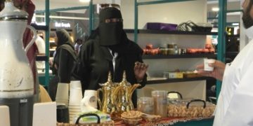 أُسَر منتجة تزاحم الماليين والاقتصاديين