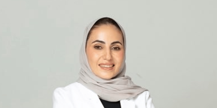 استشارية: كثرة غسيل الشعر قد تؤثر على توازنه الدهني