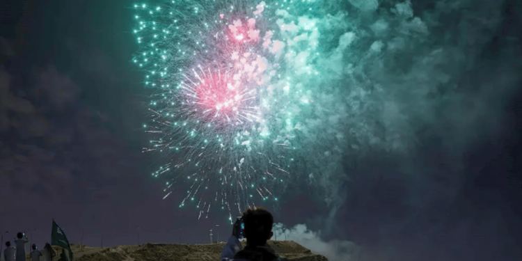 الألعاب النارية تنشر أجواء الفرح باليوم الوطني في سماء أبها