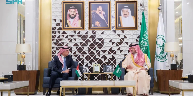 الأمير عبدالعزيز بن سعود يستقبل وزير الداخلية الأردني