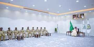 الأمير عبدالعزيز بن سعود يلتقي مدير عام مكافحة المخدرات وعددًا من قيادات المكافحة في منطقة الرياض