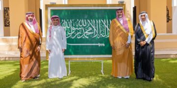 الأمير فيصل بن سلمان يستقبل الخطاط المجحدي ويتسلم لوحة فنية تحاكي العلم السعودي