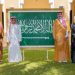 الأمير فيصل بن سلمان يستقبل الخطاط المجحدي ويتسلم لوحة فنية تحاكي العلم السعودي