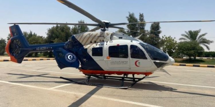 الإسعاف الجوي بالهلال الأحمر بنجران ينقل مصاباً بحادث تصادم