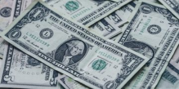 الدولار يرتفع مقابل 6 عملات رئيسية