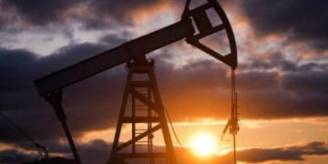 الذهب يصعد لمستوى قياسي جديد والنفط يرتفع