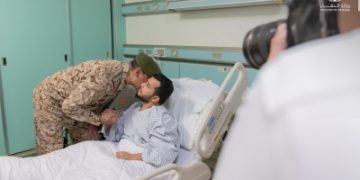 السلمان للمصابين: تضحياتكم وسام شرف نغبطكم عليه