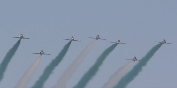 العروض الجوية بسماء الرياض تبهر أجواء اليوم الوطني 94